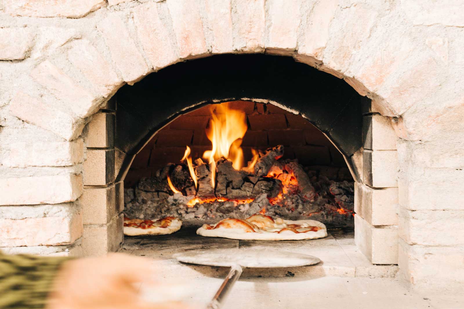 Il forno comune autocostruito e il momento di convivialità della comunità
